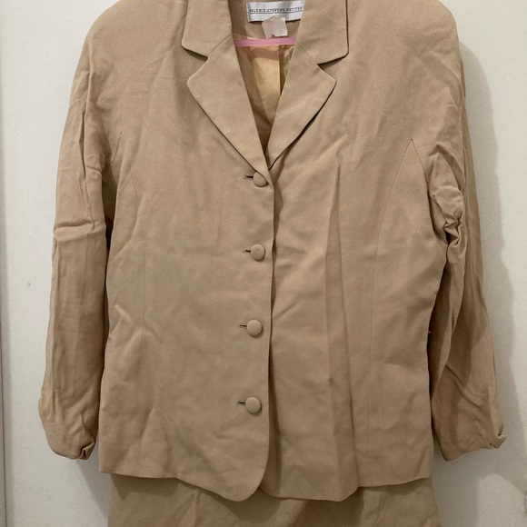 Beige suit by Valerie Stevens Petites - Picture 2 of 2